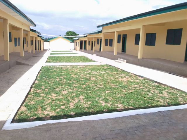 Institutional complex courtyard — Photo 1
