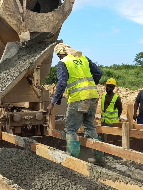 Road excavation & plant — Photo 2