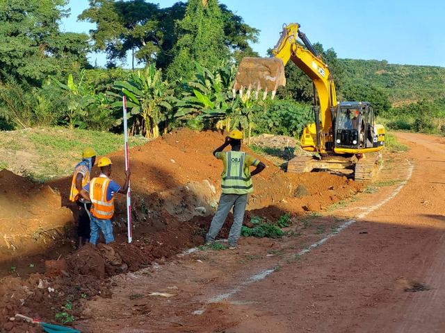 Road excavation & plant — Photo 2
