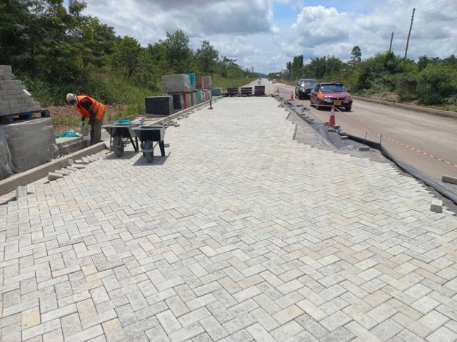 Nhyieso road project — Photo 6